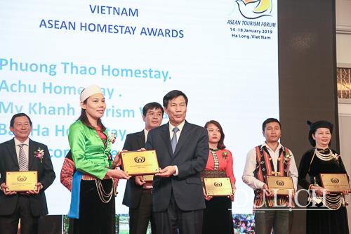 Bộ trưởng Bộ VHTTDL Nguyễn Ngọc Thiện trao Giải thưởng cho các đơn vi của Việt Nam